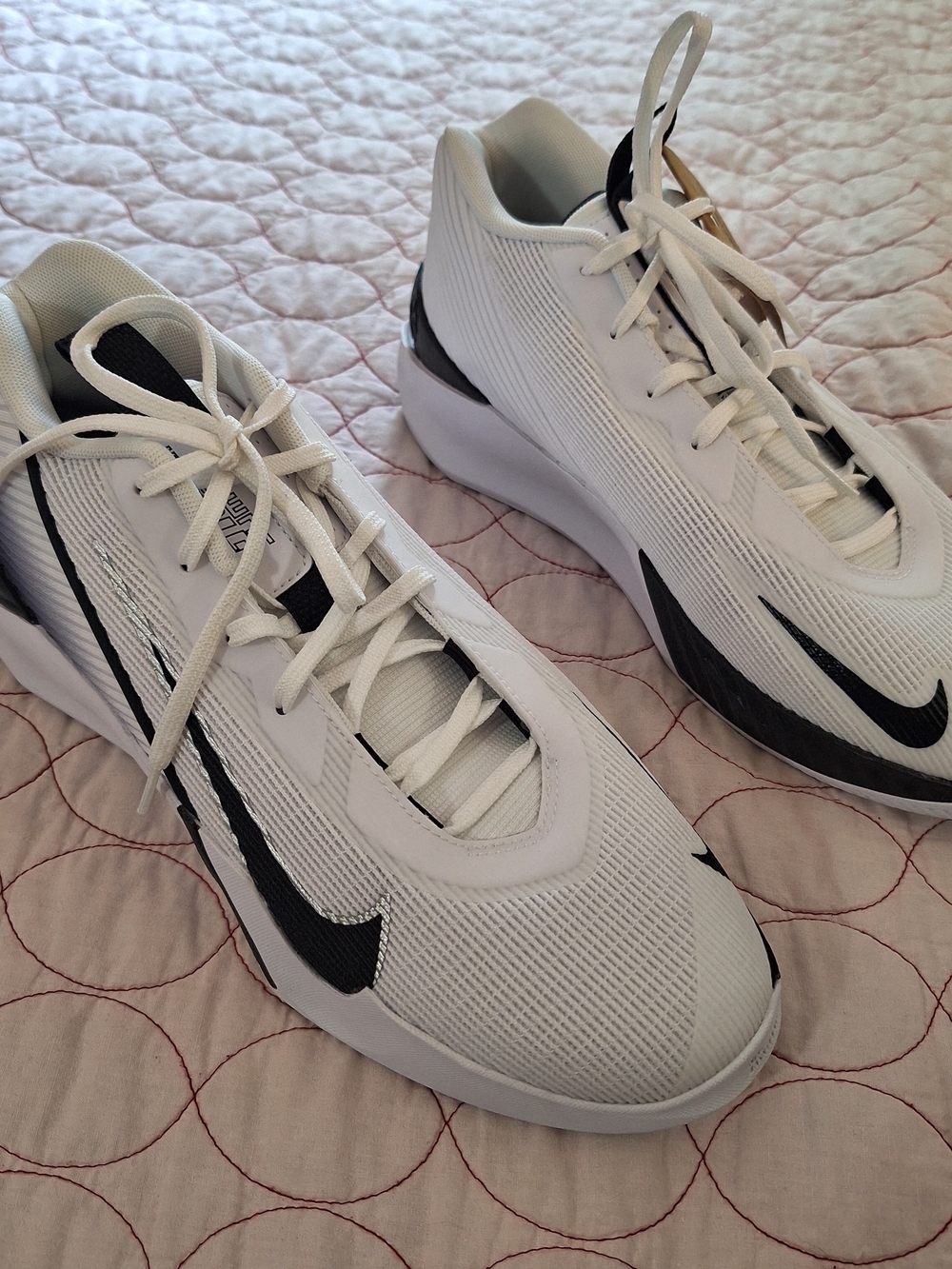 Nike Men's White and Black Lightweight Athletic Sneakers